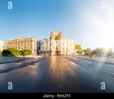 Schöne Panoramasicht auf die Odessa Staatlichen Akademischen Theater für Oper und Ballett am frühen Morgen ohne Menschen. Gebäude für Kunst, Sehenswürdigkeiten, buildi Stockfoto