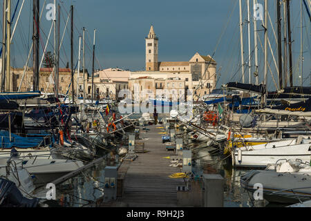 Hafen von Trani an der Adria mit Blick auf die Kathedrale von San Nicola Pellegrino. Trani, Apulien, Italien, Europa Stockfoto