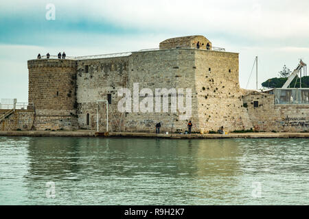 Blockhaus im Hafen von Trani Stockfoto