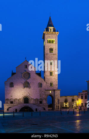 Blaue Stunde am Cathedral Square, Trani Stockfoto