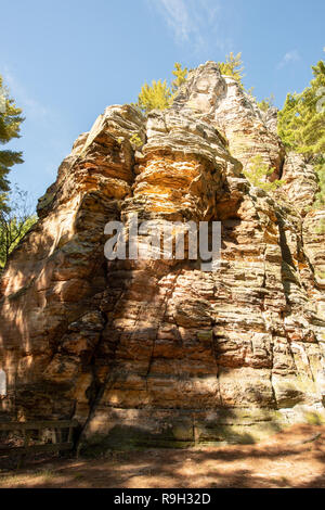 Eine 300 Fuß hohe Rock outcropping in Rochi - ein Cri State Park in Wisconsin entfernt Stockfoto