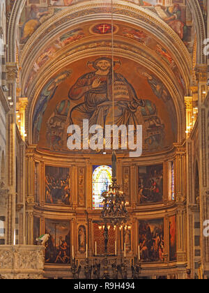 Im Inneren der Kathedrale (Kathedrale) oder Duomo di Pisa, Toskana, Italien Stockfoto