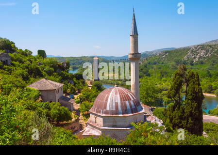 Hajji Alija Moschee mit Blick auf den Fluss Neretva, Pocitelj, Bosnien und Herzegowina Stockfoto