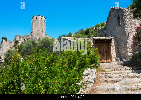 Turm der Kula und altes Haus, Pocitelj, Bosnien und Herzegowina Stockfoto