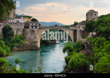 Stari Most (Alte Brücke) über den Fluss Neretva, Weltkulturerbe der UNESCO, Mostar, Bosnien und Herzegowina Stockfoto