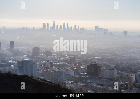 Los Angeles, Kalifornien, USA - 16. Dezember 2018: nebeliger Morgen Stadtbild Blick auf Hollywood und Downtown LA von Hilltop. Stockfoto