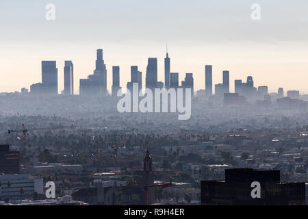 Dunstiger morgen Blick auf die Skyline von Downtown Los Angeles in Südkalifornien. Stockfoto