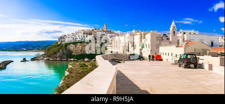 Traditionelle Vieste Dorf, mit Blick auf das Meer, die Kathedrale und den weißen Häusern, Apulien, Italien. Stockfoto