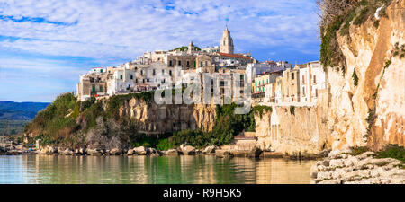 Schöne Vieste Dorf, mit Blick auf die traditionellen Häuser und Meer, Apulien, Italien. Stockfoto