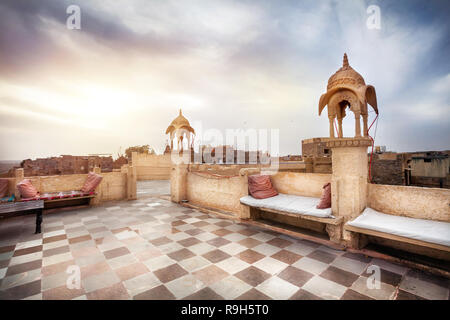 Restaurant auf der Dachterrasse im Hotel von Jaisalmer Fort, Rajasthan, Indien Stockfoto