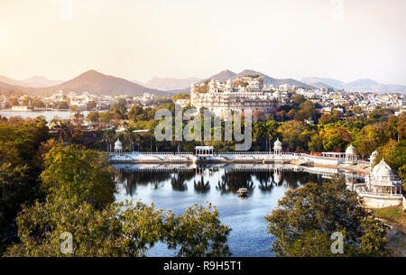 See Pichola mit City Palace in Udaipur, Rajasthan, Indien Stockfoto