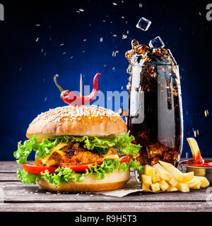 Veggie Burger, Pommes, Ketchup und Eiswürfel in cola Glas fallen Stockfoto
