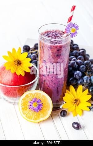 Aus Trauben-, Apfel- und Zitronensaft auf weißem Hintergrund Smoothie aus Holz Stockfoto