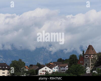 Steiniger Turm und Siedlung auf einem Hügel im Stadtbild Landschaften von Wolken über europäische Hauptstadt Vaduz, Liechtenstein mit bewölktem Himmel in 2018 w Stockfoto