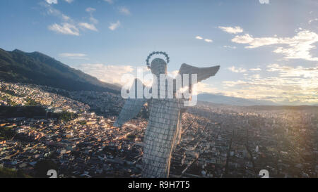 Virgen de Quito desde el panecillo en Ecuador Stockfoto