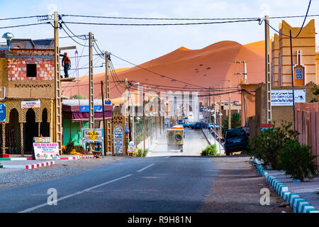 MERZOUGA, MAROKKO - 02. AUGUST 2018: Die Berber Stadt Merzouga Dorf mit seinen typischen Berber architektonische Elemente in Fes, Marokko, Afrika Stockfoto