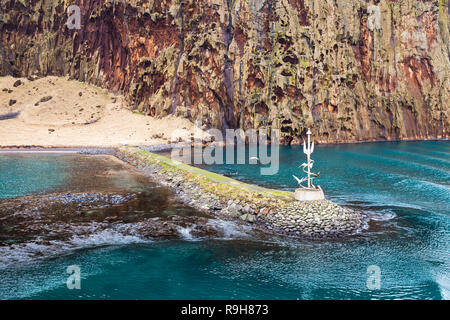 Navigation Markierung an der Küste Felsen der Insel Vestmannaeyjar, Island Stockfoto