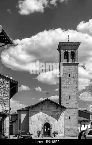 Schwarze und weiße Blick von der schönen Kirche der Heiligen Peter und Biagio Cividale del Friuli, Udine, Friaul-Julisch Venetien, Italien Stockfoto