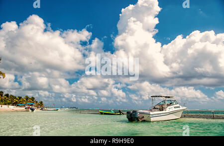 Costa Maya, Mexiko - 01. Februar 2016: Motorboote auf tropischen Strand am Meer oder Ozean Wasser an einem sonnigen Tag an bewölkten Himmel. Sommer Urlaub, Konzept reisen Stockfoto