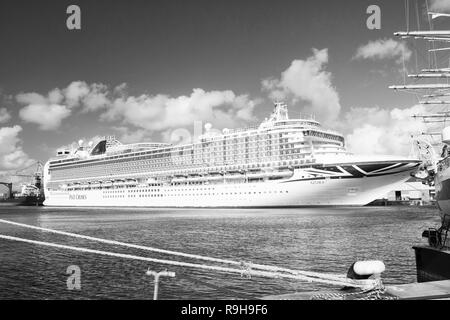 Bridgetown, Barbados - Dezember 12, 2015: Azura Kreuzfahrtschiff im Hafen angedockt. P O Cruises. Transport. Reisen mit Meerblick. Erholung und Urlaub. Stockfoto