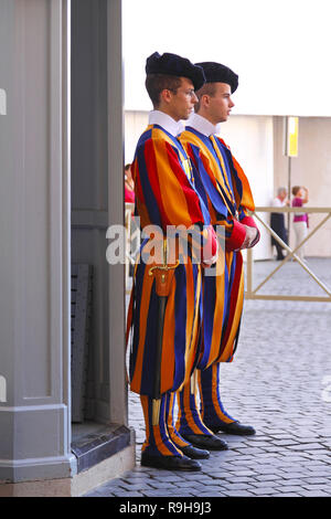 Rom, Italien, 26. Oktober: Schweizergarde im Vatikan am 26. Oktober 2009. Zwei Mitglieder der Päpstlichen Schweizergarde am Eingang im Vatikan. Stockfoto
