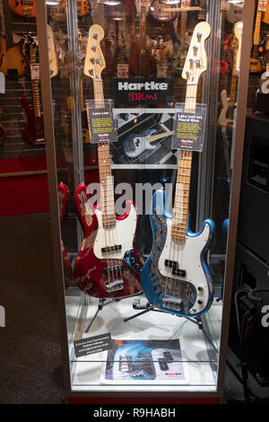 Eine Anzeige von 2 Sehr selten eins einer Art Larry Hartke dekoriert Fender Bass Gitarren bei Sam Ash Music Store angezeigt auf der West 34th Street in Manhattan. Stockfoto