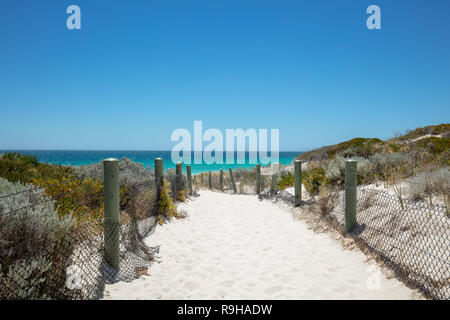 Weg zum Mullaloo Beach, Perth, Western Australia, mit seinem weißen Sand, Aqua, blaue Wasser des Indischen Ozeans und natürlichen Vorland einpflanzen. Stockfoto