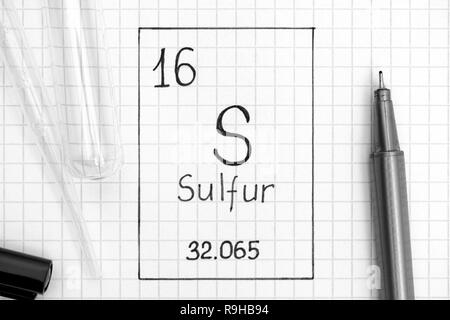 Das Periodensystem der Elemente. Handschrift chemische Element Schwefel S mit schwarzem Stift, Reagenzglas und Pipette. Close-up. Stockfoto