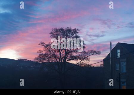 Ein roter Himmel am Morgen über neue Mühlen, Derbyshire Stockfoto