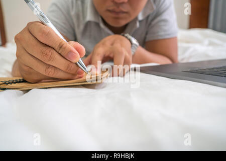 Nahaufnahme des jungen Mannes, Schreiben auf Notebook Stockfoto