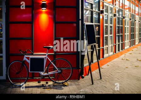 Rot retro Fahrrad mit Post Box vor dem Multi Color Holzbrett Wand- und, Hintergrund. Platz für Textnachrichten. Stockfoto