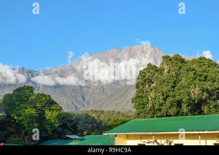 Sozialistische Peak auf dem Mount Meru von Miriakamba Hütte, Arusha Nationalpark, Tansania gesehen Stockfoto