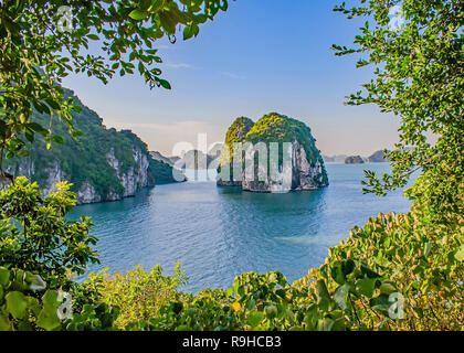 Ein Blick über die Karste von der Höhle in Thein Son in der Halong Bay Stockfoto