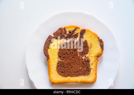 Stück Kuchen auf einem Teller. Blick von oben. Stockfoto