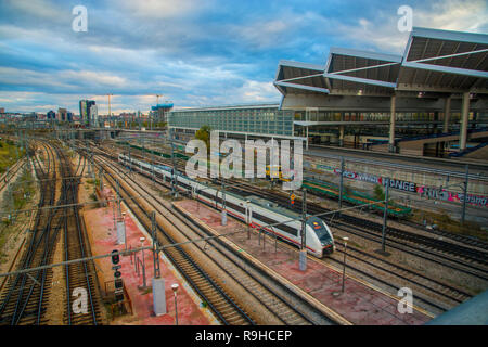 Zug in der Nähe von Puerta de Atocha Station. Madrid, Spanien. Stockfoto