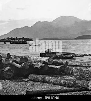 Ein spät-viktorianischen Foto, Loch Lomond in Schottland, mit Ben Lomond hinter sich. Es zeigt auch ein Mann mit einem kleinen Fischerboot. Stockfoto