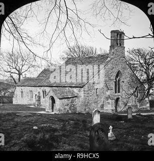 Anfang des zwanzigsten Jahrhunderts schwarz-weiß Foto, St. Peter's Kirche im Dorf Heysham in der Grafschaft Lancashire in England. Es wird angenommen, dass eine Kirche auf dieser Seite in der 7. oder 8 Jahrhundert gegründet wurde. In 1080 wurde festgehalten, dass die Lage war der Ort eine alte Sächsische Kirche. Einige der Stoff dieser Kirche bleibt in der heutigen Kirche. Der Chor wurde um 1340 - 50 errichtet und die südlichen Seitenschiff wurde im 15. Jahrhundert hinzugefügt. Die nördlichen Seitenschiff wurde 1864 und andere Erweiterungen hinzugefügt und Restaurationen wurden von der Lancaster Architekt E. G. Paley durchgeführt. Grad 1 aufgeführt Stockfoto