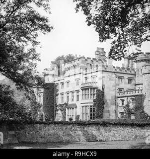 Einem frühen zwanzigsten Jahrhundert Foto von Hawarden Schloss und Haus, in Flintshire, Wales. Es war die Immobilien der ehemaligen britischen Premierminister William Ewart Gladstone, vorher mit der Familie seiner Frau gehörte, Catherine Glynne. In der Mitte des 18. Jahrhunderts erbaut, wurde es später erweiterten und extern in der Gotischen Geschmack umgebaut. Stockfoto