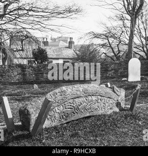 Anfang des zwanzigsten Jahrhunderts schwarz-weiß Foto, was als Hogback Stein am St. Peter's Kirche im Dorf Heysham in der Grafschaft Lancashire in England bekannt. Diese alte Viking Grave Abdeckung wurde auf dem Friedhof in den frühen 1880er Jahren entdeckt. Es seinem jetzt auf der Messe in der Kirche. Stockfoto