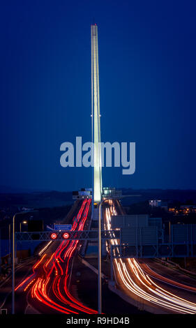 Queensferry überqueren, Brücken, Nacht, Sonnenuntergang, Licht, Leuchten, Beleuchtung, Trafic Stockfoto