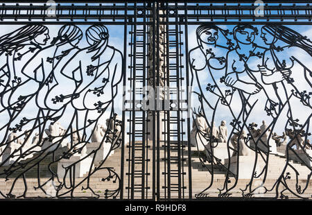 Sommer, Leute in Vigeland Skulpturenpark (Frogner Park), den großen grünen Bereich, in Oslo, Norwegen. 9/22/2011 entspannen. Stockfoto