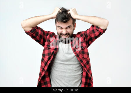 Studio geschossen von einem wütenden Unternehmer schreien Stockfoto