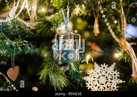 Weihnachten Spielzeug Schneemann hängen auf einem geschmückten Weihnachtsbaum Stockfoto