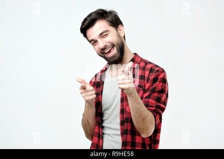 Portrait von Happy Hispanic Mann mit Bart an Sie gerichtet. Stockfoto
