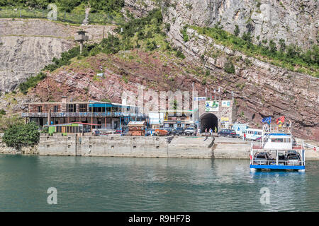 Blick auf den Eingang zum Tunnel und See Koman Fähre, Albanien Stockfoto