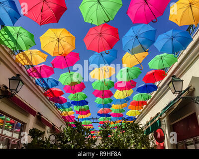 Bunte Sonnenschirme auf den blauen Himmel an einem hellen Tag, helle Farben des Sommers. Stockfoto