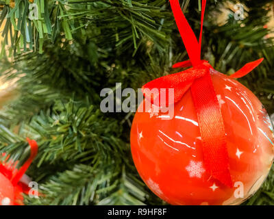 Weihnachtsbaum. Mit bunten Weihnachtskugeln eingerichtet. Stockfoto
