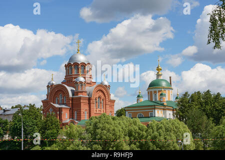 Blick in Richtung Dom St. Nikolaus und Pokrovsky Cathedral über die Bäume am Ufer Pazha vom Hang des öffentlichen Garten auf der westlichen Seite o Stockfoto