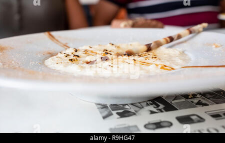 Milchreis mit Chocolate Chips auf weiße Platte Stockfoto