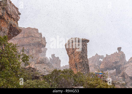 STADSAAL HÖHLEN, SÜDAFRIKA, 26. AUGUST 2018: Schnee fällt an der Cederberge Stadsaal Höhlen in den Bergen der Provinz Western Cape Stockfoto